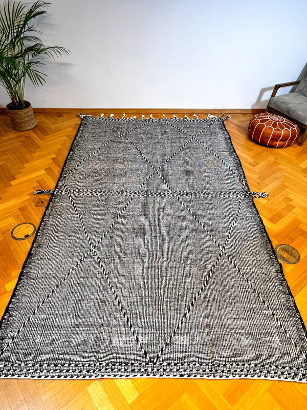 Tapis Kilim ZANAFI Noir & Ecru : 100% laine