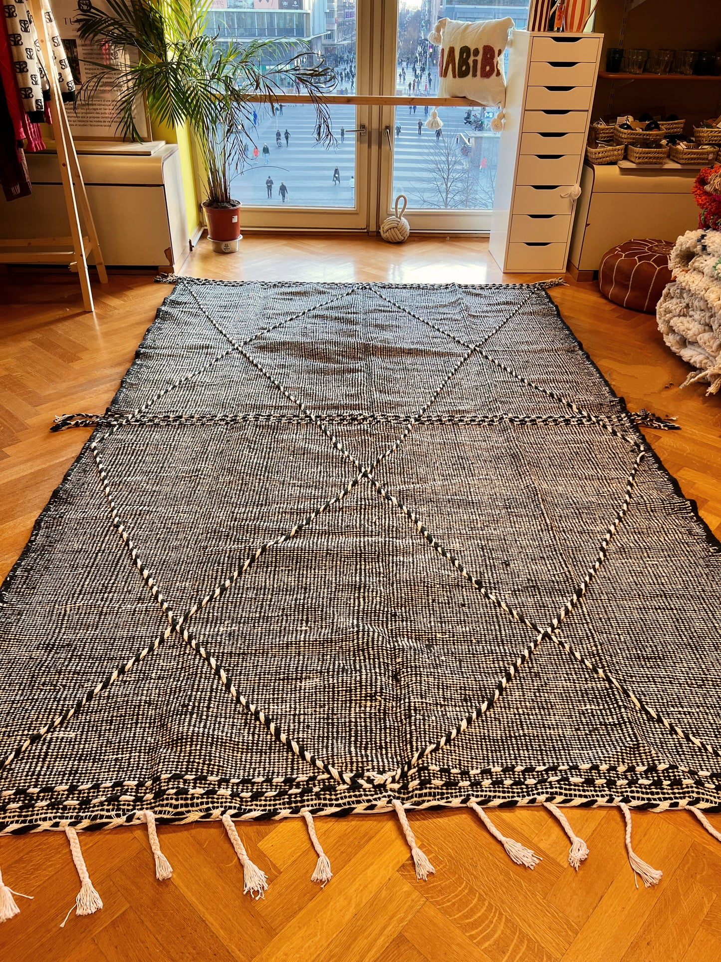 Tapis Kilim ZANAFI Noir & Ecru : 100% laine 300 cm x 200 cm